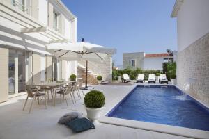 Bazén v ubytování Villa Frida by HMZ Villas nebo v jeho okolí