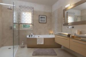 łazienka z wanną, umywalką i prysznicem w obiekcie Villa Frida by HMZ Villas w mieście Vabriga