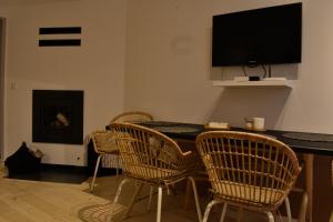 Televízia a/alebo spoločenská miestnosť v ubytovaní Apartament U PIRATA + 9 fotografií