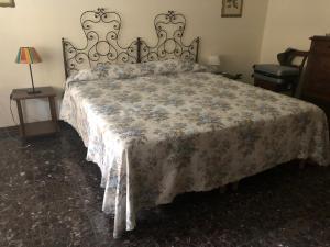 ピオンビーノにあるAppartamento di pregioのベッドルーム1室(花柄のベッドカバー付)