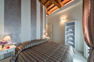 um quarto com uma cama num quarto em Windows On Florence em Florença