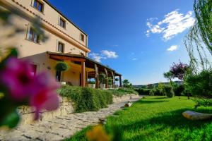 a house with a stone path in front of it at Aruciméli Rural Resort in Giarratana