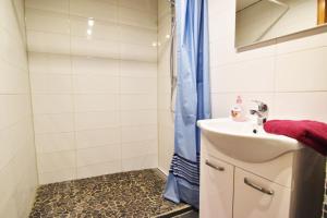 Ein Badezimmer in der Unterkunft Apartment Köln Porz