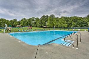 Swimmingpoolen hos eller tæt på Kid-Friendly Lake Ariel Cabin with Resort Amenities!