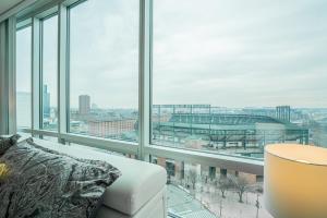 une grande fenêtre avec vue sur un stade de baseball dans l'établissement Heaven On Baltimore Downtown Fully Furnished Apartments, à Baltimore