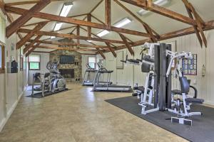 Fitnesscentret og/eller fitnessfaciliteterne på Kid-Friendly Lake Ariel Cabin with Resort Amenities!