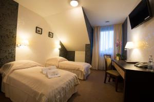 Tempat tidur dalam kamar di Hotel Cztery Pory Roku