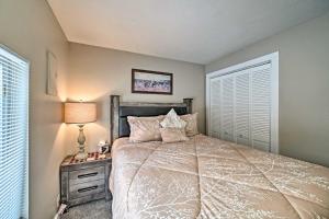 Una cama o camas en una habitación de Red Lodge Retreat with Yard - Walk to Restaurants!