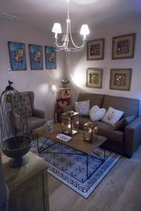 sala de estar con sofá y mesa de centro en Palacio Almagra, en Granada