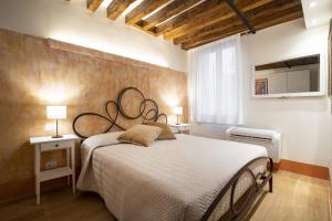 ein Schlafzimmer mit einem großen Bett in einem Zimmer in der Unterkunft Rialto - Sant'Aponal Prestige in Venedig