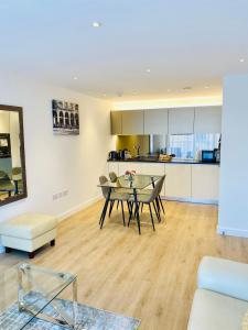 Silver Apartment Kew Bridge London