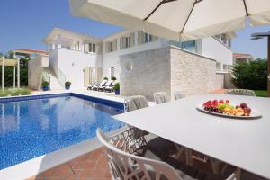 Bazén v ubytovaní Villa Melita by HMZ Villas alebo v jeho blízkosti