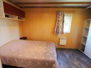 Łóżko lub łóżka w pokoju w obiekcie Camping Le Sorlut