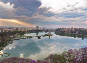 une vue sur une rivière avec une ville en arrière-plan dans l'établissement Carlton Madagascar, à Antananarivo