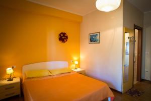 BED AND BREAKFAST SAPORE DI MARE A 50 MT dalla SPIAGGIA tesisinde bir odada yatak veya yataklar