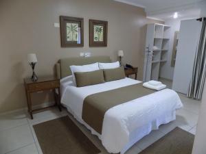 een slaapkamer met een groot bed in een kamer bij Hotel Pousada Ourinhos in Ourinhos