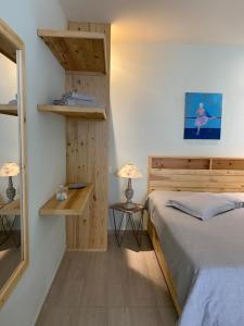 - une chambre avec un lit, deux tables et deux lampes dans l'établissement Secret de Jardin New, à Sfax