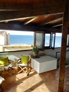 A seating area at Summer Dream LA CASA SUL MARE