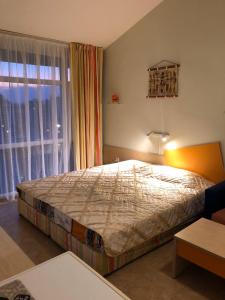 ein Schlafzimmer mit großem Bett und Fenster in der Unterkunft Elit 2 Apartment in Sonnenstrand + 49 Fotos