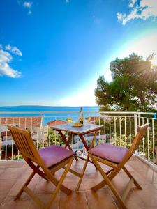 d'une table et de deux chaises sur un balcon donnant sur l'océan. dans l'établissement Villa Veli Nova, à Zavala
