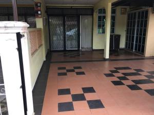 an empty lobby with a checkered floor in a building at Pandan Home Stay in Alor Setar