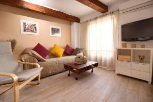 A television and/or entertainment centre at Cuencaloft el balcon de Ali