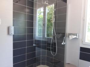 Ванна кімната в Logis Hotel Le Relais du Serre
