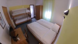 ein kleines Zimmer mit 2 Etagenbetten. in der Unterkunft Hotel Alberello in Riva del Garda