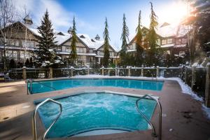 - une piscine couverte de neige devant une maison dans l'établissement Stoney Creek Northstar by Whistler Premier, à Whistler