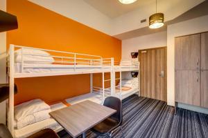 Postel nebo postele na pokoji v ubytování Planet Hostel