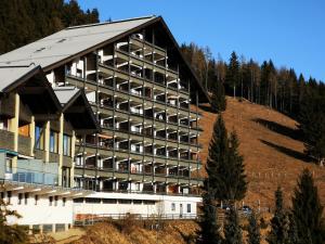 a large building on top of a hill at Simonhöhe Appartment with Swimmingpool in Zirkitz