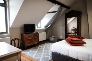 een slaapkamer met een bed en een dressoir met een spiegel bij The Nest in Amiens