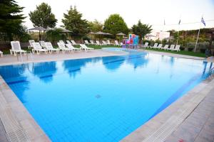 Bazén v ubytovaní Rose Hotel Faliraki alebo v jeho blízkosti
