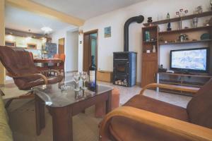 Televízia a/alebo spoločenská miestnosť v ubytovaní Family House Nino