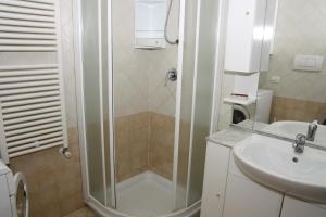 リド・ディ・イエゾロにあるFamily Apartments Residence Triesteのバスルーム(シャワー、シンク付)