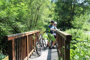 dos personas en un puente con sus bicicletas en Hotel Landgasthof Rüppel en Ramsbeck