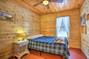 Tempat tidur dalam kamar di Outdoor Enthusiasts Lodge on 400 Private Acres!