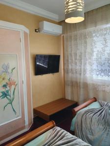 Ambassy Hotel客房内的一张或多张床位