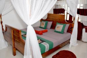 Kama o mga kama sa kuwarto sa Sumimal Resort Polhena