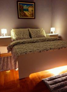 uma cama num quarto com 2 cadeiras brancas em Apartments best city place em Belgrado