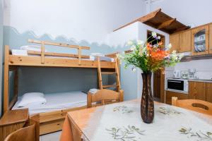 ファラサルナにあるAqua Marineのテーブルと二段ベッド付きの小さな部屋です。