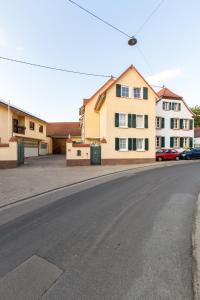 una calle vacía delante de un edificio en Weingut und Gästehaus Henrici, en Friesenheim