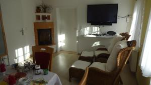 een woonkamer met een bank en een tafel bij Privatzimmer Lehmann in Kottmar