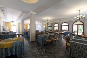 Reštaurácia alebo iné gastronomické zariadenie v ubytovaní Hotel Corallo