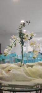 un vase de fleurs assis au-dessus d'une table dans l'établissement Hotel Porto de Paz - Shantiniketan, à São Francisco do Sul