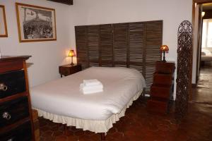- une chambre avec un lit blanc et une tête de lit en bois dans l'établissement Typical Marais 3 BR Beaubourg, à Paris