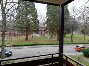 Von der Veranda aus blicken Sie auf eine Straße. in der Unterkunft Appartements am Park in Bad Krozingen