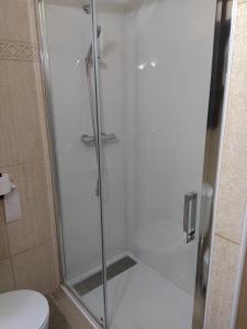 um chuveiro com uma porta de vidro na casa de banho em APARTAMENT DE LA LALI ESCALÓ em Escaló