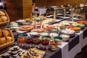 uma mesa cheia de comida e tigelas de comida em Hotel Carpe Diem Gudauri em Gudauri