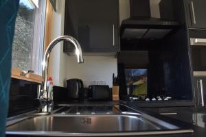 Kuchyň nebo kuchyňský kout v ubytování Grantown Caravan Park